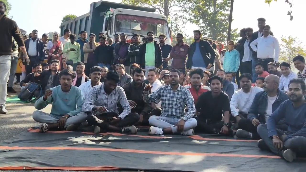 अवैध टोल वसूली के खिलाफ अनूपपुर में ट्रांसपोर्ट यूनियन का उग्र आंदोलन, रीवा अमरकंटक स्टेट हाईवे 09A पर चक्का जाम 