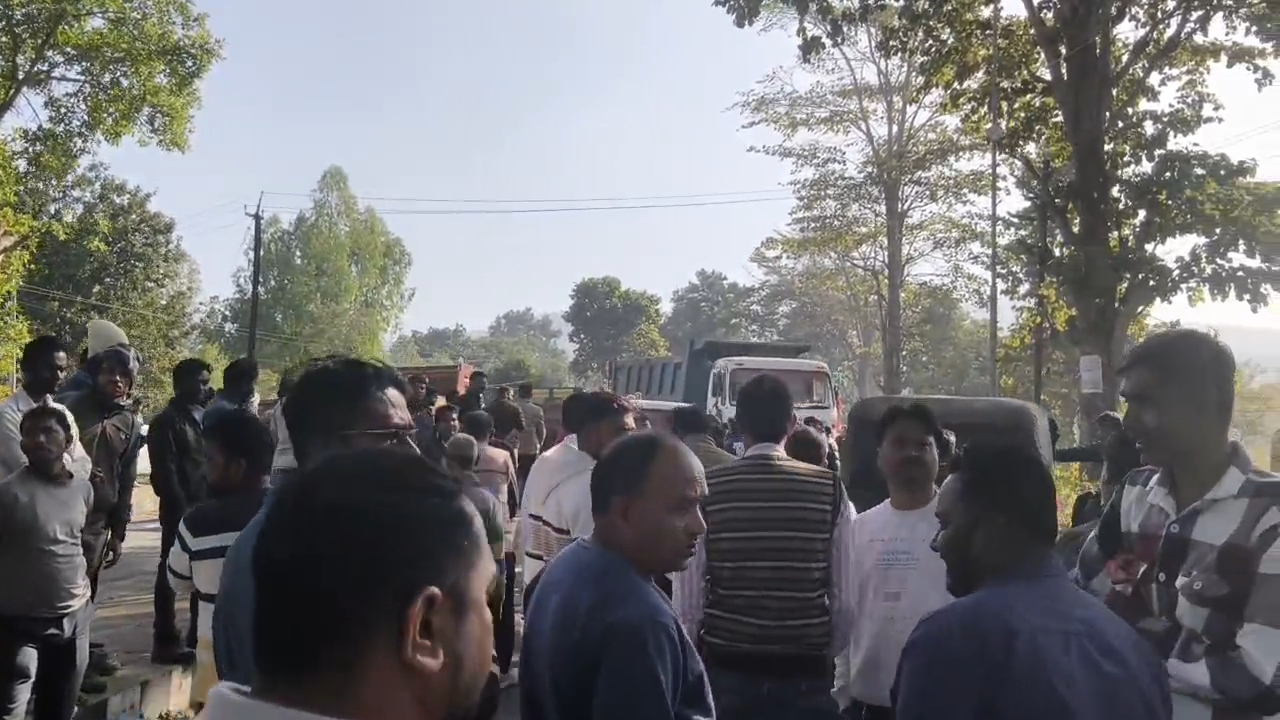 अवैध टोल वसूली के खिलाफ अनूपपुर में ट्रांसपोर्ट यूनियन का उग्र आंदोलन, रीवा अमरकंटक स्टेट हाईवे 09A पर चक्का जाम 
