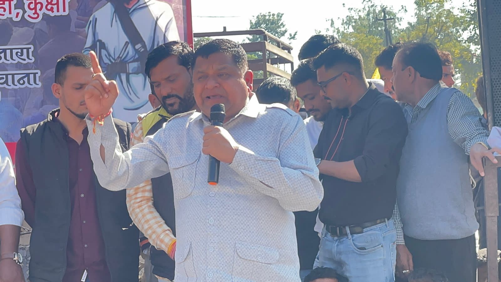 कुक्षी में ज़मीन नीलामी के खिलाफ ऐतिहासिक प्रदर्शन: सरकार को दी कड़ी चेतावनी