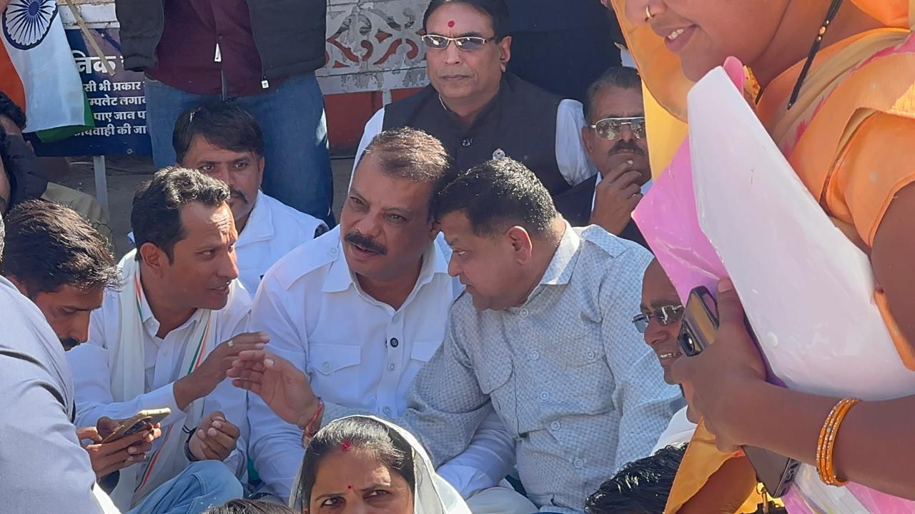 कुक्षी में ज़मीन नीलामी के खिलाफ ऐतिहासिक प्रदर्शन: सरकार को दी कड़ी चेतावनी