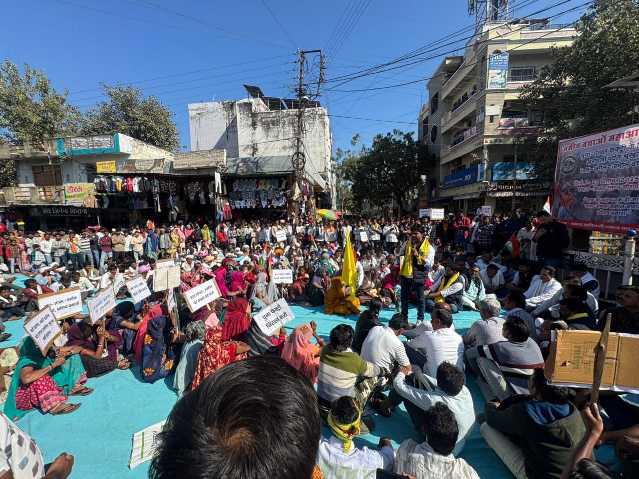 कुक्षी में ज़मीन नीलामी के खिलाफ ऐतिहासिक प्रदर्शन: सरकार को दी कड़ी चेतावनी