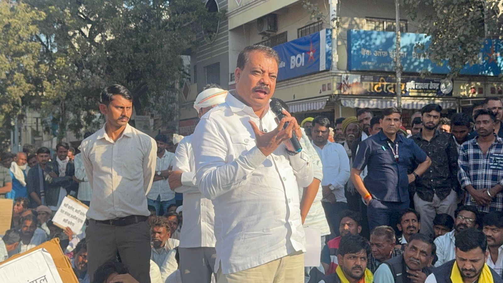 कुक्षी में ज़मीन नीलामी के खिलाफ ऐतिहासिक प्रदर्शन: सरकार को दी कड़ी चेतावनी