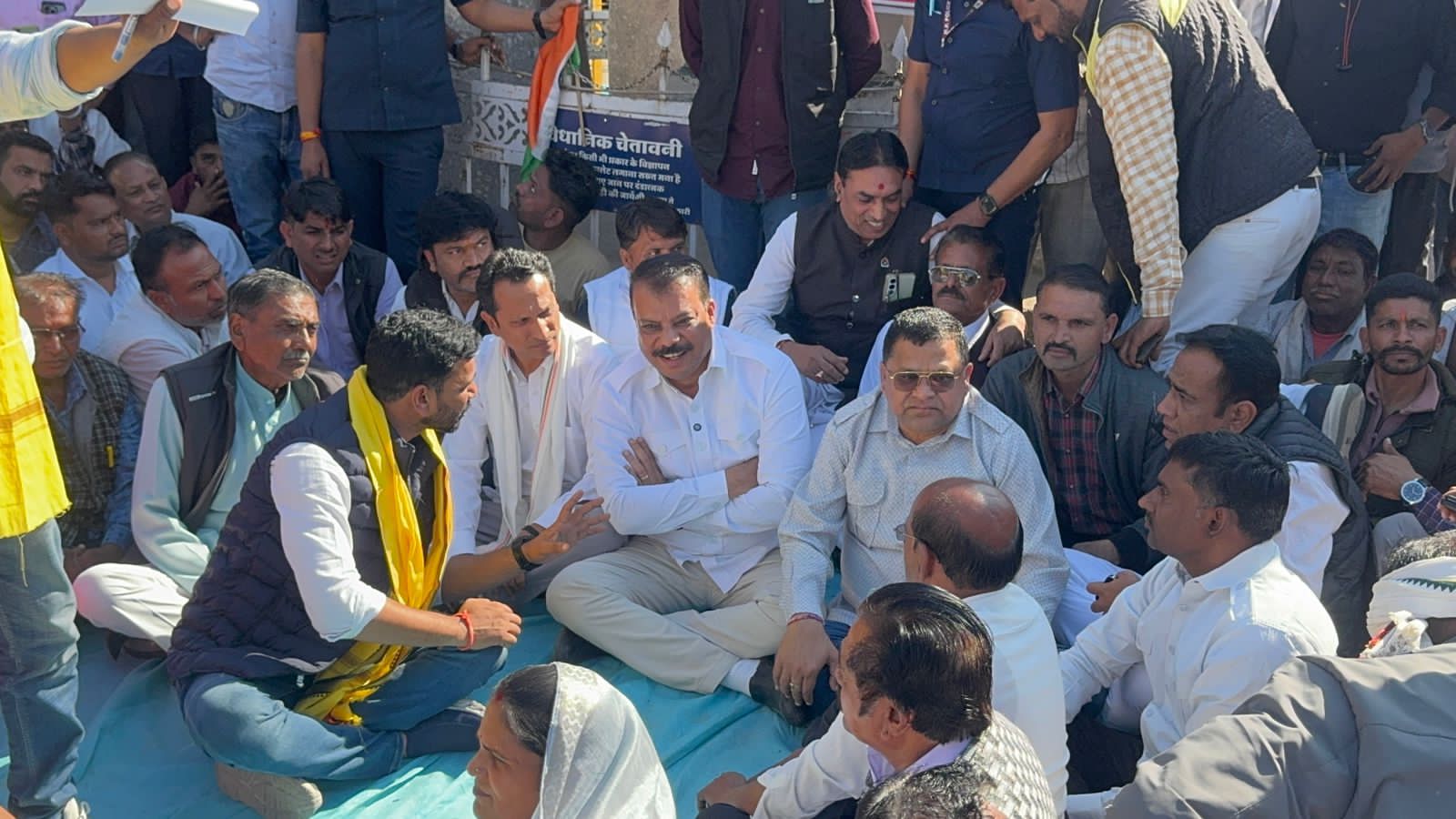 कुक्षी में ज़मीन नीलामी के खिलाफ ऐतिहासिक प्रदर्शन: सरकार को दी कड़ी चेतावनी