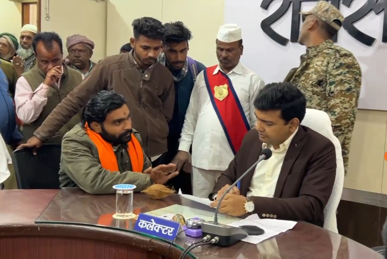 रायसेन में युवाओं का अनोखा प्रदर्शन: गौशाला की भूमि मुक्त कराने के लिए कलेक्टर को सौंपा नारियल