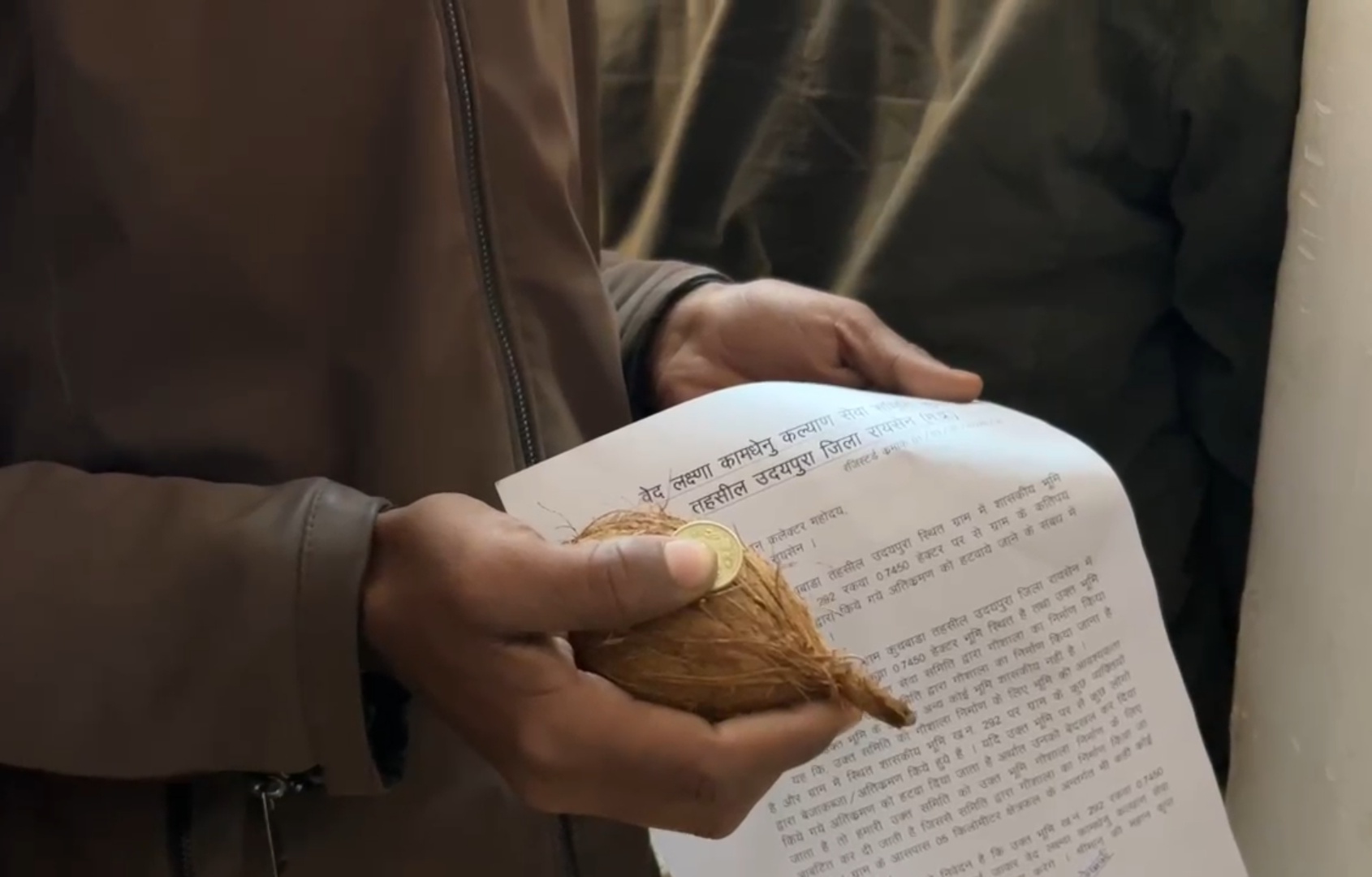 रायसेन में युवाओं का अनोखा प्रदर्शन: गौशाला की भूमि मुक्त कराने के लिए कलेक्टर को सौंपा नारियल