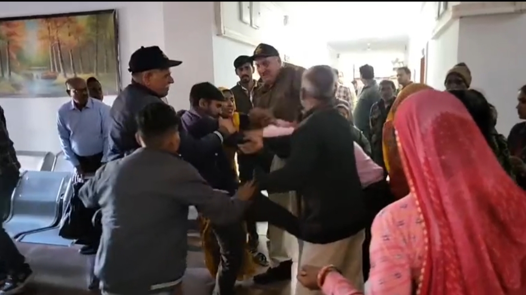 सीहोर कलेक्टर कार्यालय में एडीएम कोर्ट के बाहर हुई मारपीट के कारण हंगामा क्षेत्र में तनाव का माहौल बना हुआ