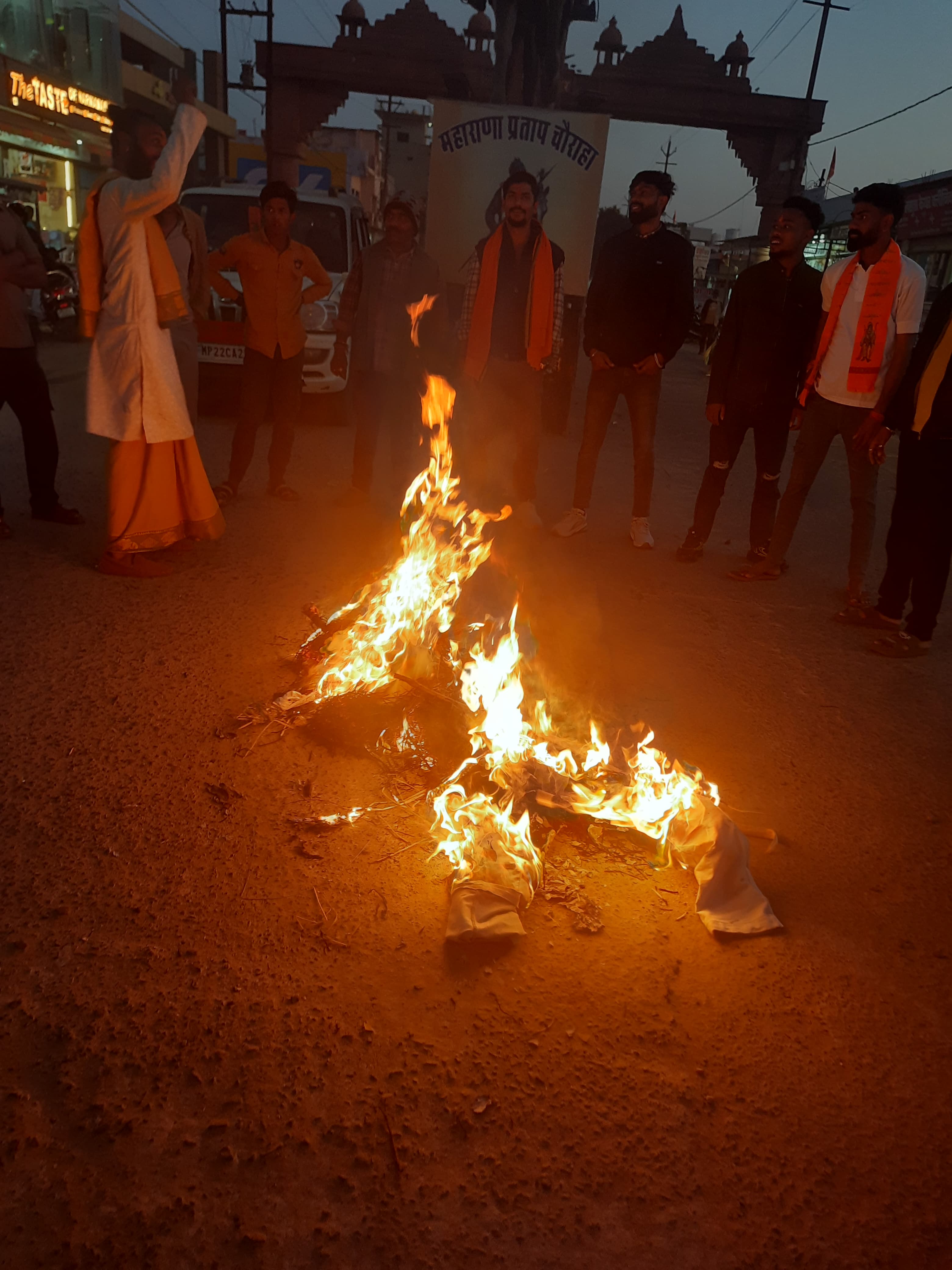 बुधनी में बांग्लादेश में हिंदुओं पर अत्याचार के विरोध में पुतला दहन