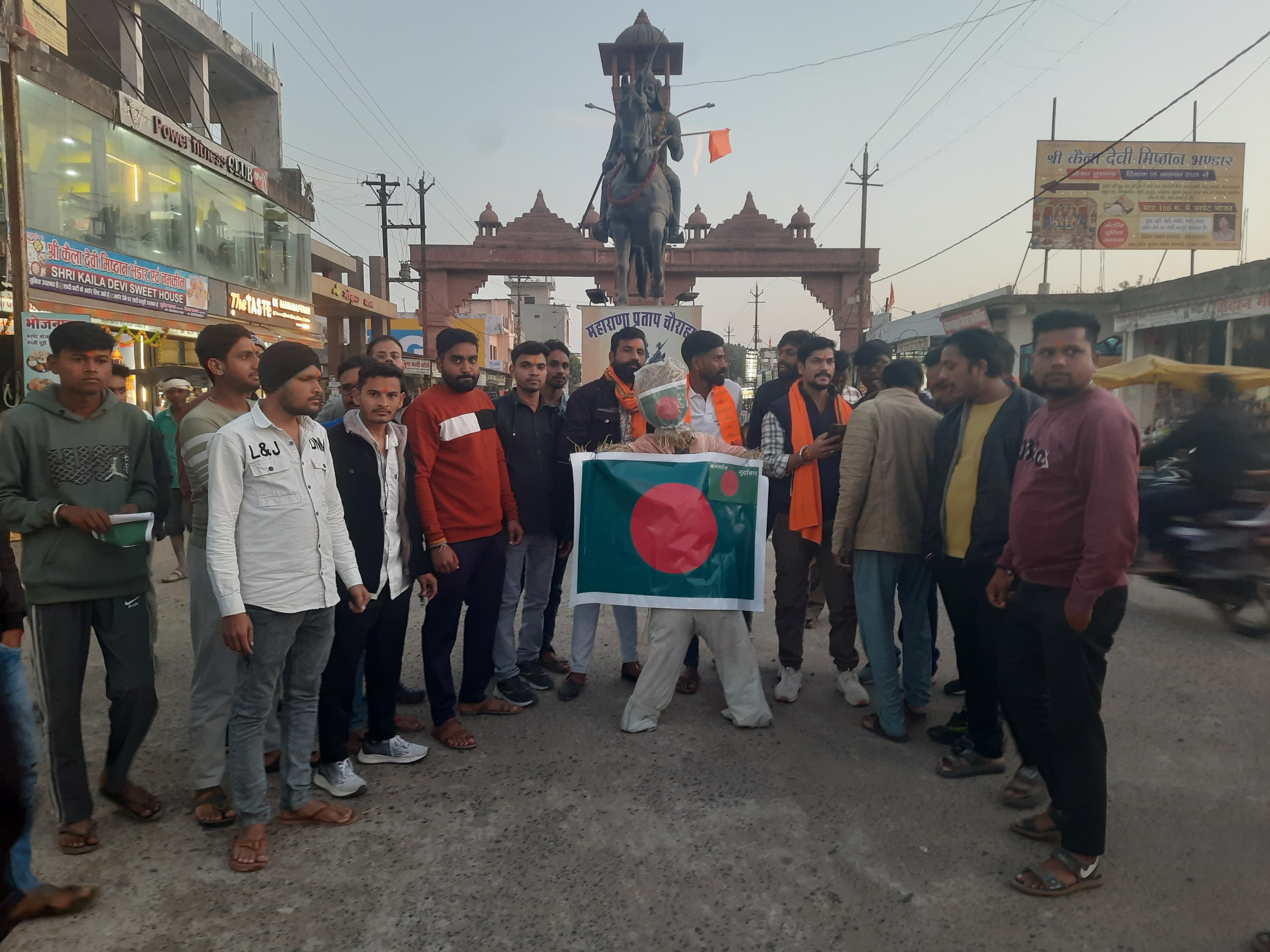 बुधनी में बांग्लादेश में हिंदुओं पर अत्याचार के विरोध में पुतला दहन