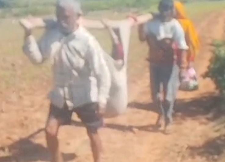 बीमार महिला को झोली में ले गए ग्रामीण क्योंकि बस्ती में सड़क नहीं है अलीराजपुर के बरझर सामलाकुण्ड का वीडियो वायरल