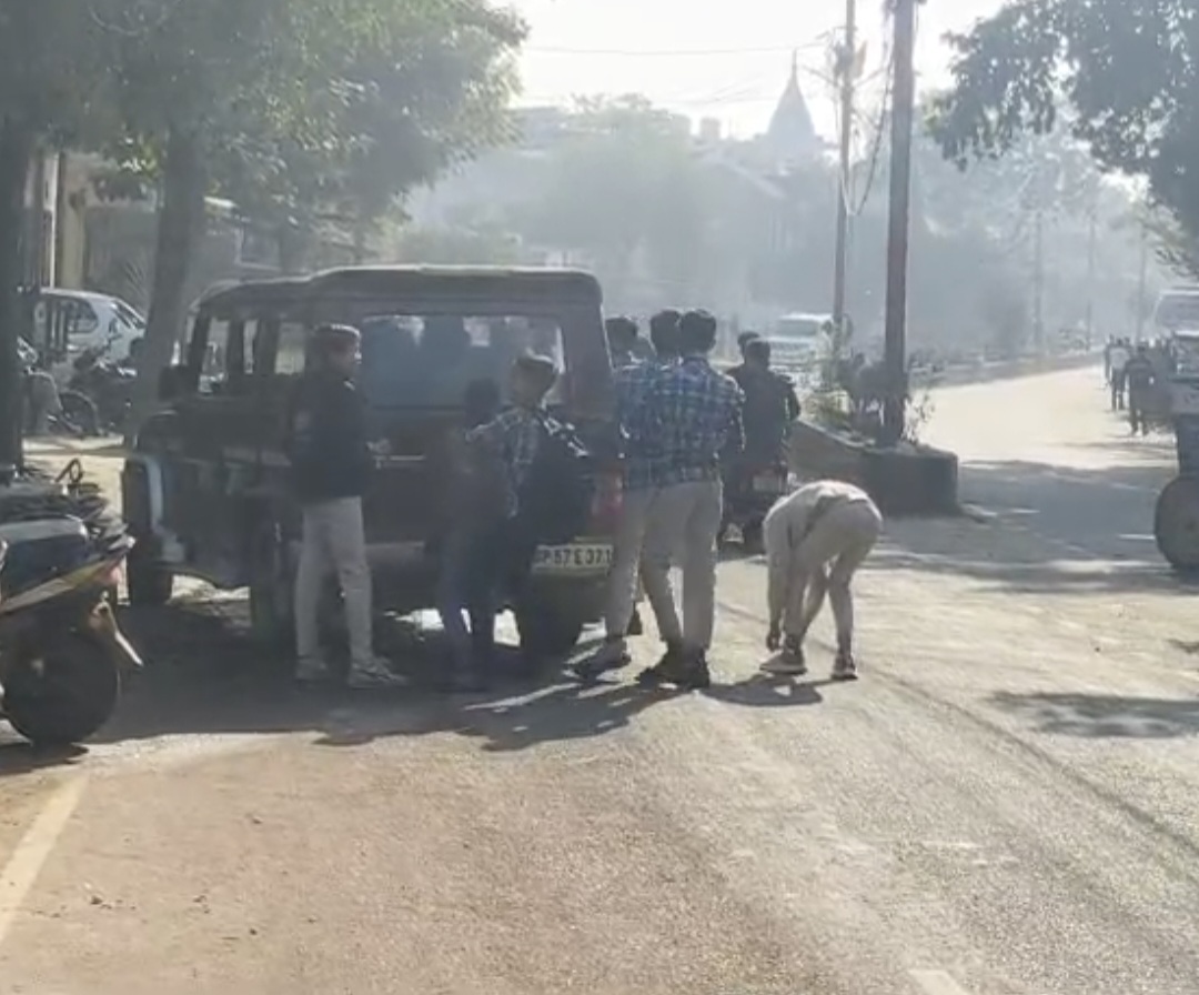 पृथ्वीपुर के सांदीपनी विद्यालय में बच्चों ने धक्का देकर स्टार्ट की वाहन, वायरल वीडियो ने खोली परिवहन विभाग की पोल   posted by Hemant Verma from Prithvipur