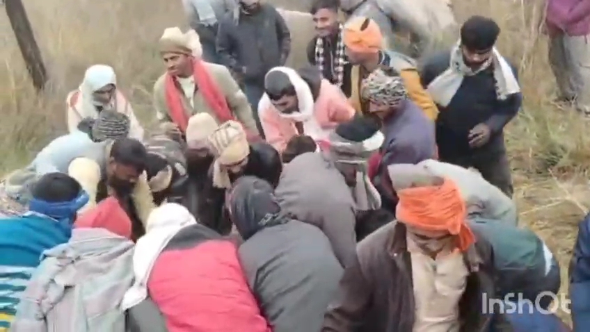 कड़ाके की ठंड में किसान की दुर्दशा: वारदाने के लिए झड़प का वीडियो हुआ वायरल
