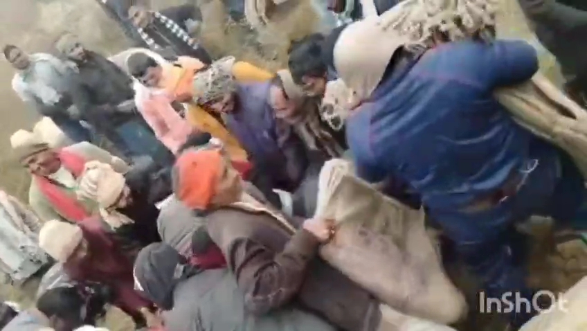 कड़ाके की ठंड में किसान की दुर्दशा: वारदाने के लिए झड़प का वीडियो हुआ वायरल