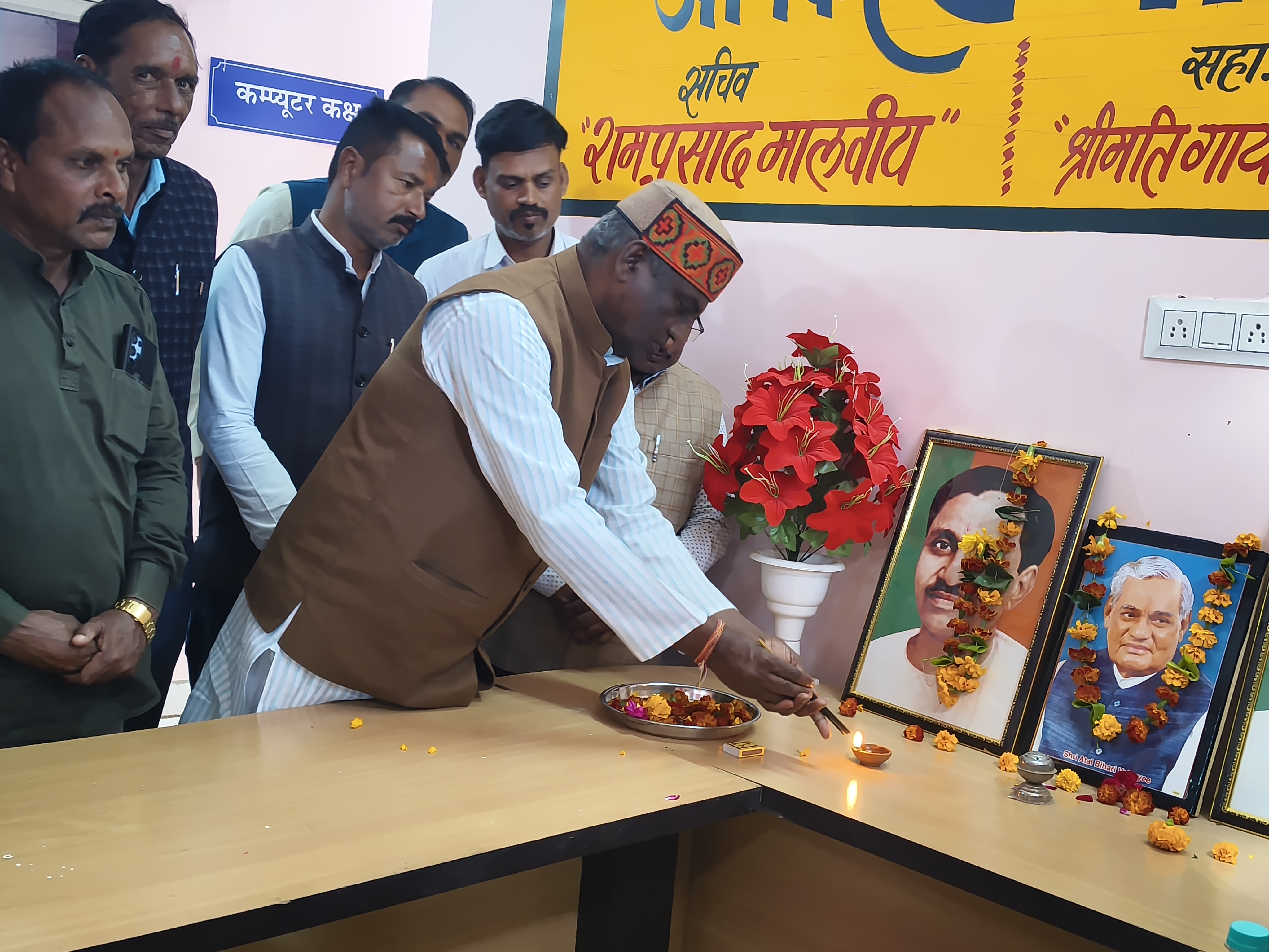 अटल बिहारी वाजपेयी की जयंती पर दीवानगंज में श्रद्धांजलि कार्यक्रम