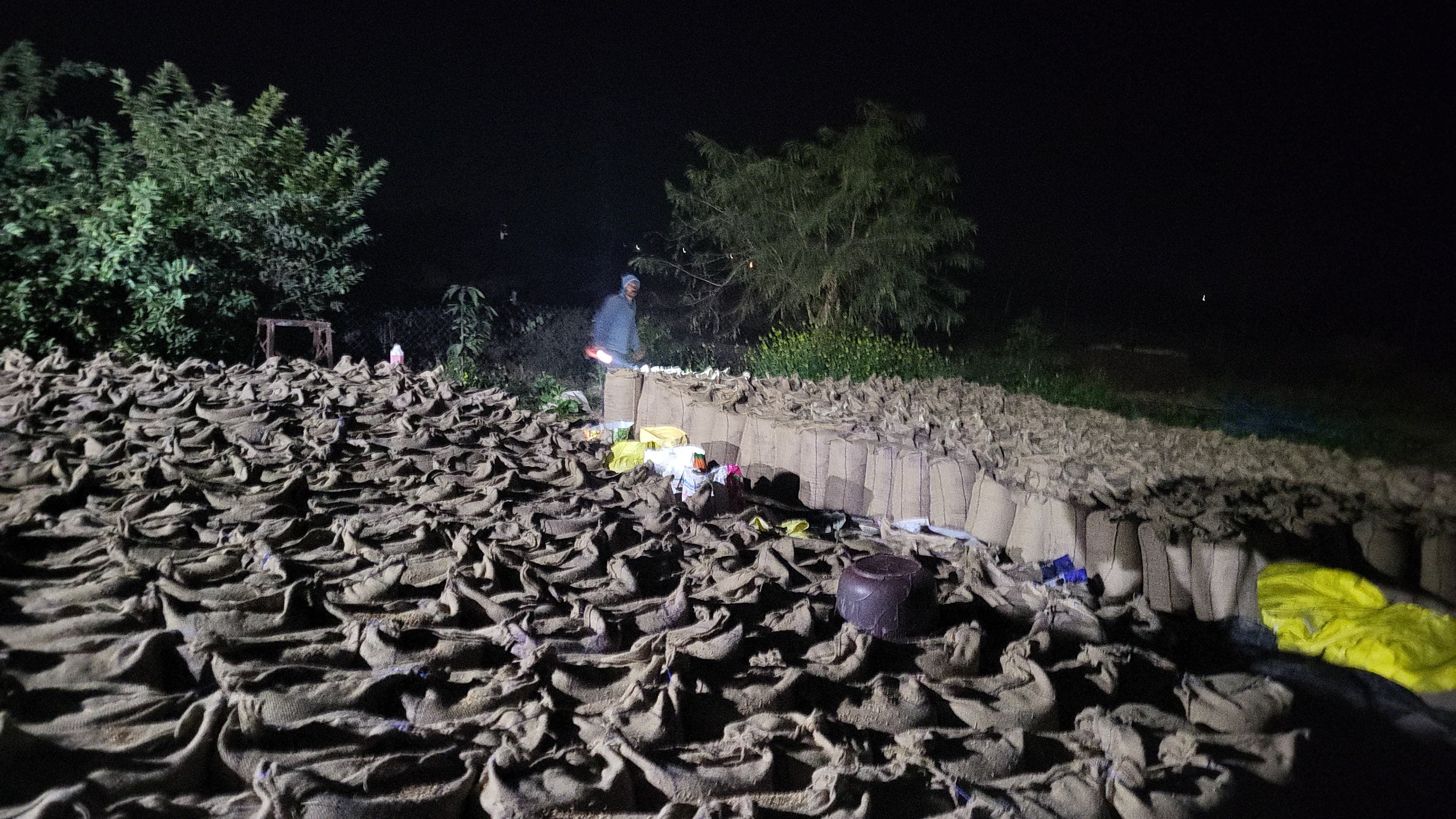 चांदपुर में निजी फॉर्म हाउस में बड़ी मात्रा में धान जप्त,  छापेमारी में 977 बोरी धान की बरामद