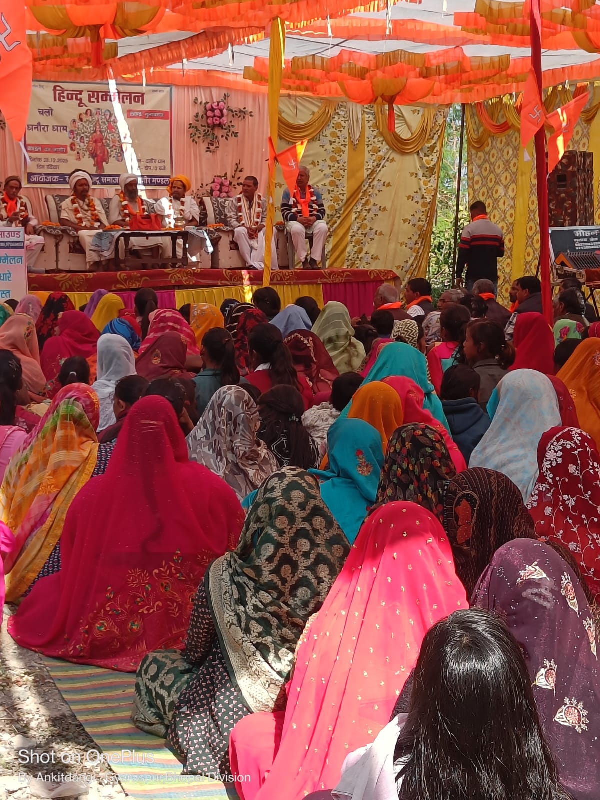 गुलाबगंज के धनौरा धाम में भव्य हिन्दू सम्मेलन का आयोजन, हजारों लोगों ने लिया भाग, एकजुटता पर जोर
