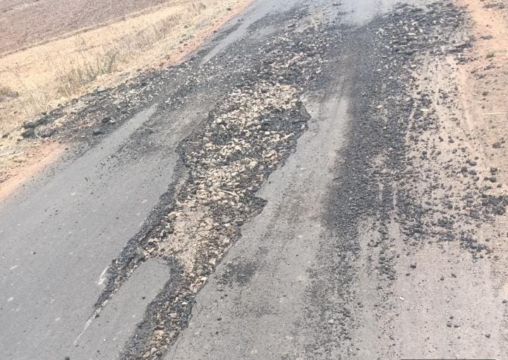 रेलवे थर्ड लाइन परियोजना से जर्जर हुईं सड़कें, ग्रामीणों को आवागमन में कठिनाई