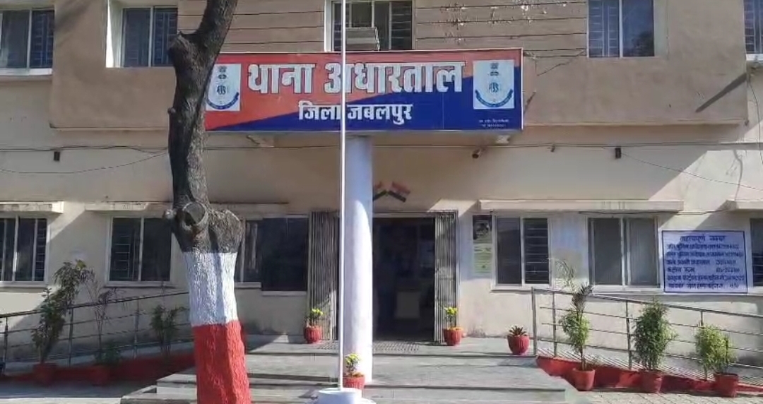 निर्वस्त्र युवक की पिटाई: सोशल मीडिया पर वायरल हुआ खौफनाक वीडियो