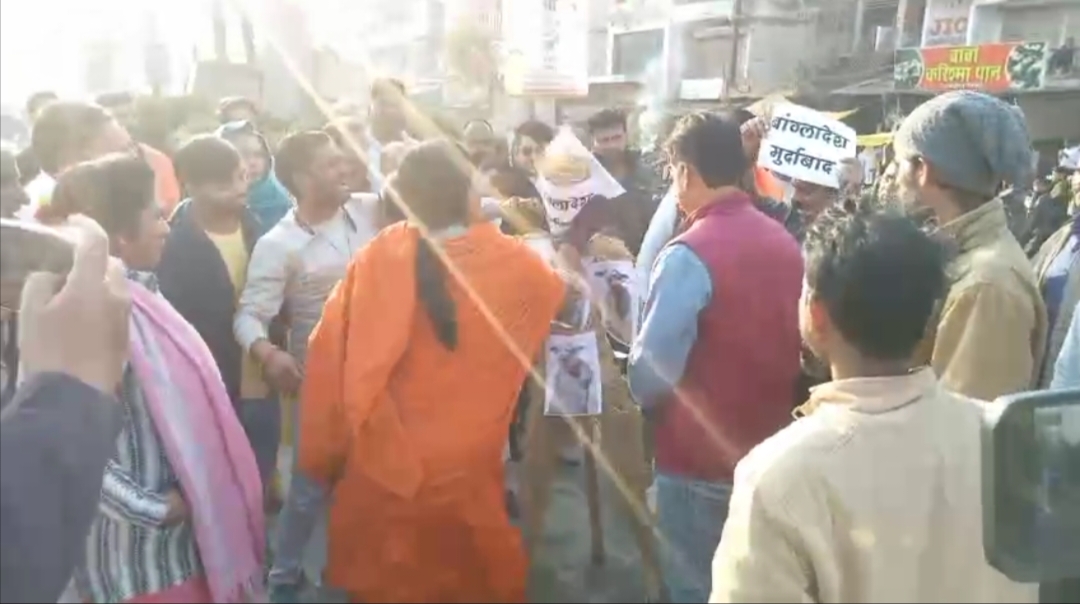 जबलपुर: बांग्लादेश में हिंदू अल्पसंख्यकों पर अत्याचार के विरोध में हिंदू टाइगर फोर्स का प्रदर्शन