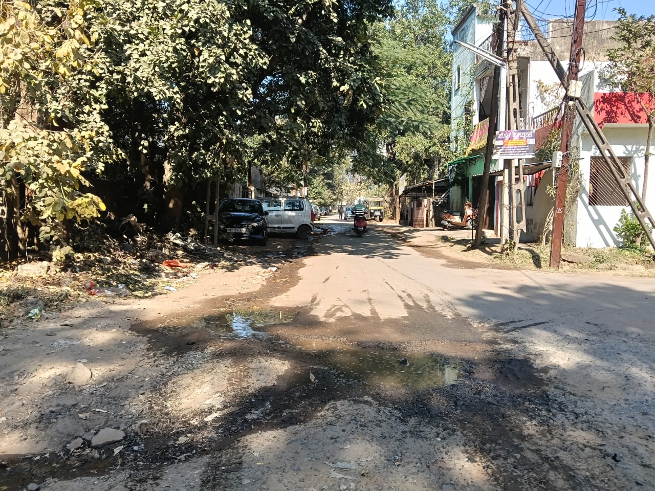 बैतूल: एटीएम गेट के सामने सीमेंट-गिट्टी डालकर किया अवैध निर्माण