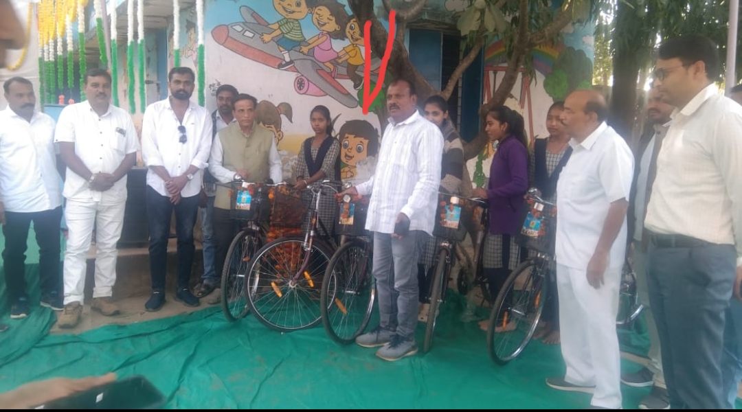 कट्ठीवाड़ा: साइकिल वितरण एवं वार्षिकोत्सव का भव्य आयोजन