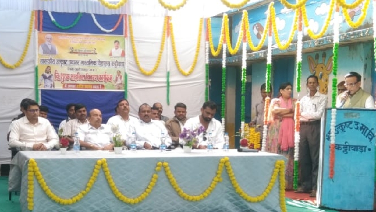 कट्ठीवाड़ा: साइकिल वितरण एवं वार्षिकोत्सव का भव्य आयोजन