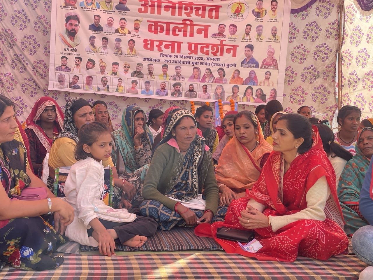 बुधनी: ठंड के बीच आदिवासियों का धरना जारी, प्रशासन की उदासीनता पर उठे सवाल
