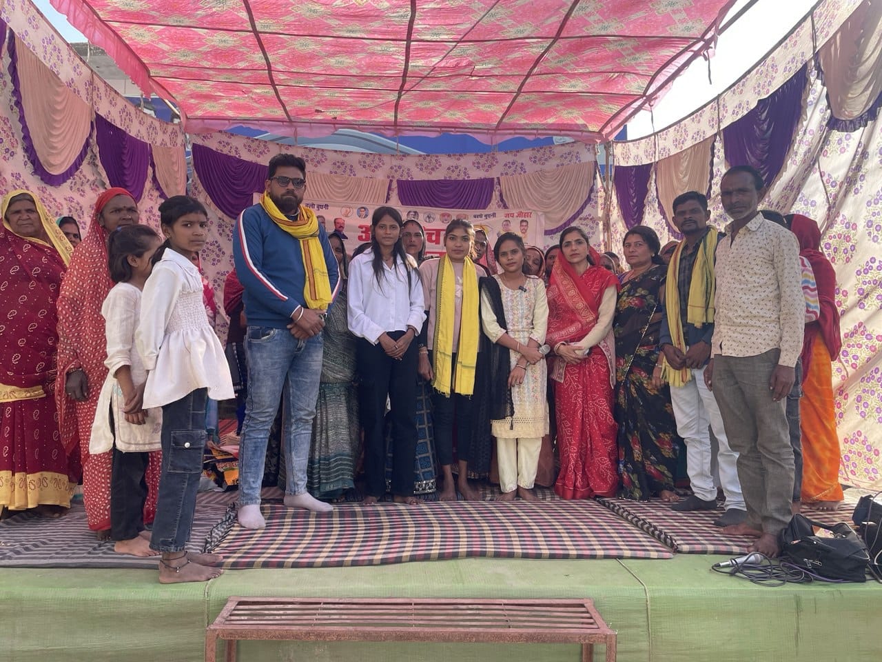 बुधनी: ठंड के बीच आदिवासियों का धरना जारी, प्रशासन की उदासीनता पर उठे सवाल