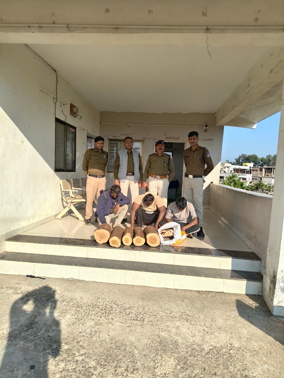आमला एयरफोर्स स्टेशन से चंदन चोरी: पुलिस की त्वरित कार्यवाही में तीन आरोपी गिरफ्तार