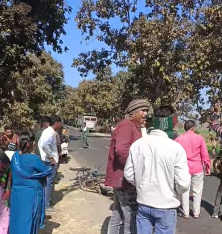 सुल्तानपुर: अज्ञात वाहन की टक्कर से मोटरसाइकिल चालक गंभीर रूप से घायल