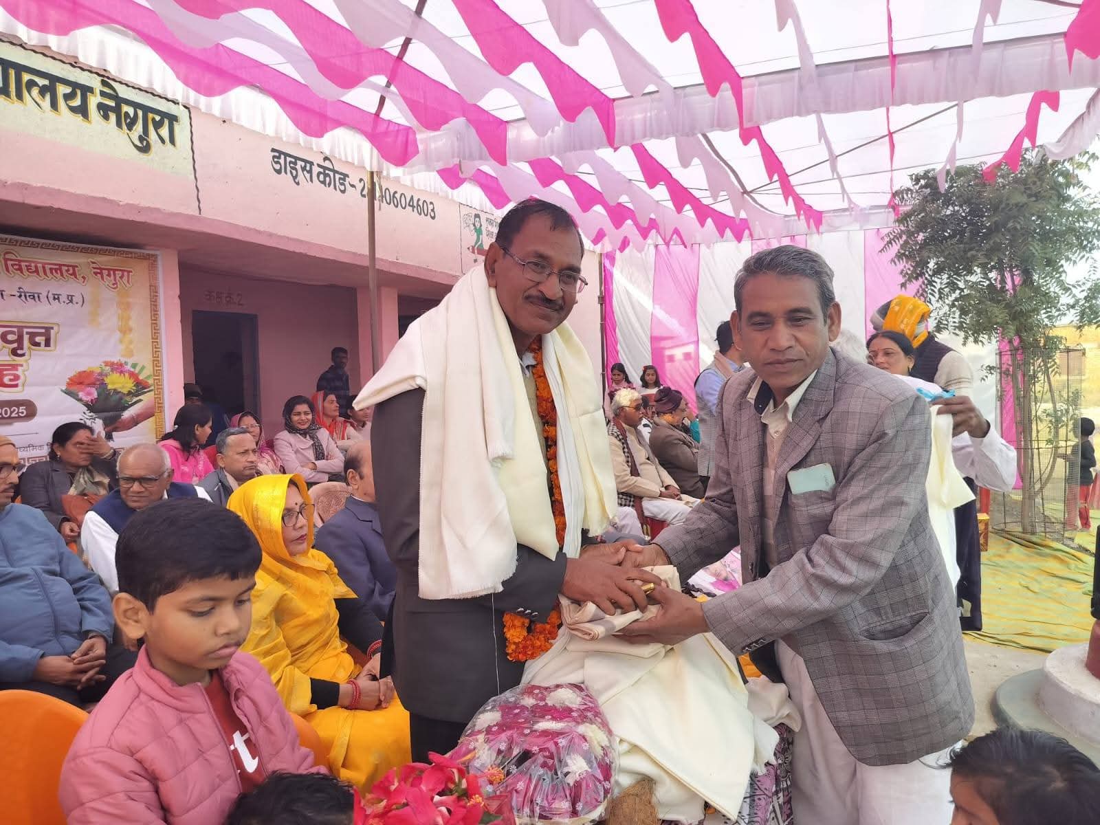 त्योंथर: शासकीय पूर्व माध्यमिक विद्यालय नेगुरा में प्रधानाध्यापक इंद्रसेन सिंह का विदाई सम्मान समारोह