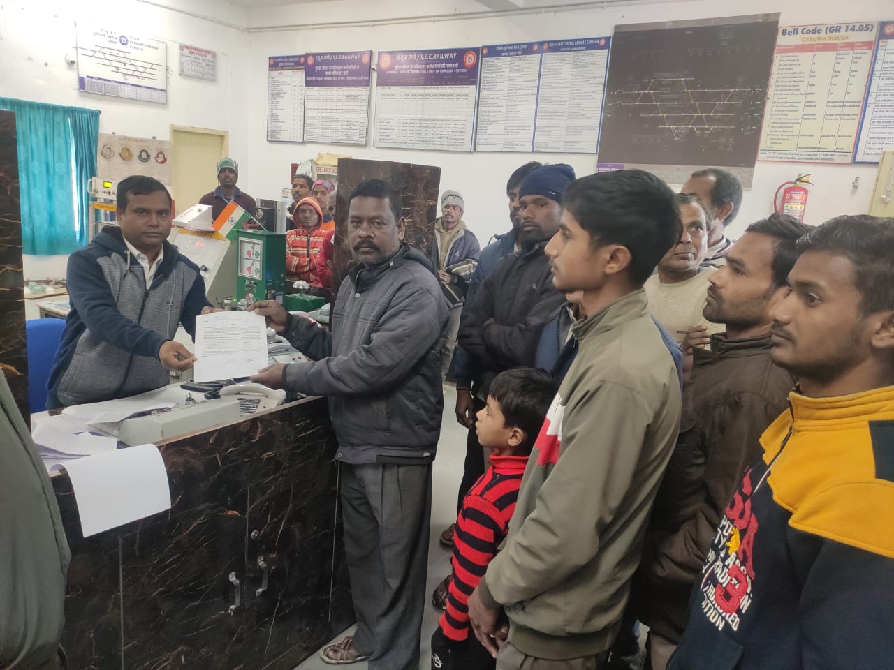 अनूपपुर: छुलहा रेलवे स्टेशन पर ट्रेनों का स्टॉपेज बहाल करने की मांग, ग्रामीणों ने सौंपा ज्ञापन