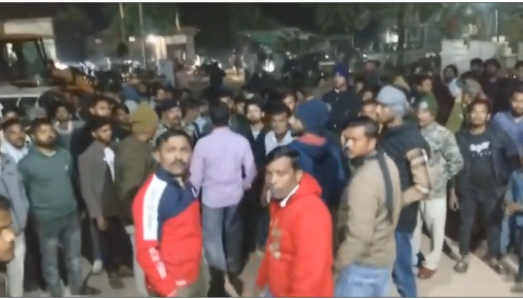 देवी प्रतिमा खंडन पर हिंदू संगठनों का आक्रोश, बड़ागांव थाने का घेराव