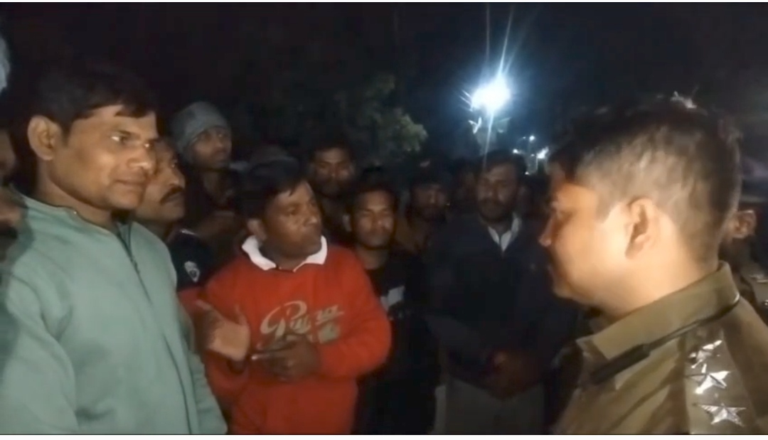 देवी प्रतिमा खंडन पर हिंदू संगठनों का आक्रोश, बड़ागांव थाने का घेराव