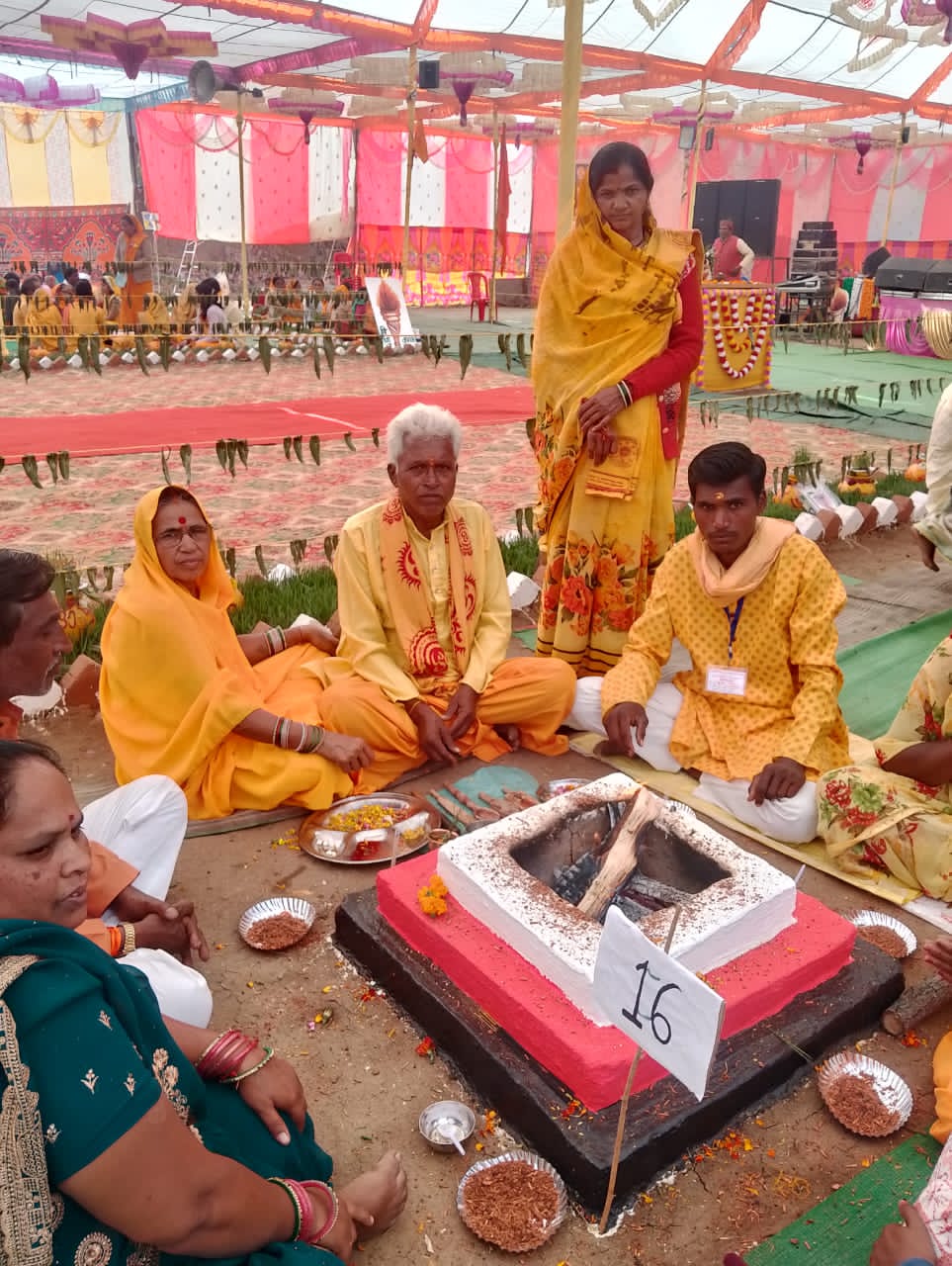 प्रभात पट्टन ब्लाक के ग्राम वायगाव में 24 कुंडीय गायत्री महायज्ञ का हुआ समापन