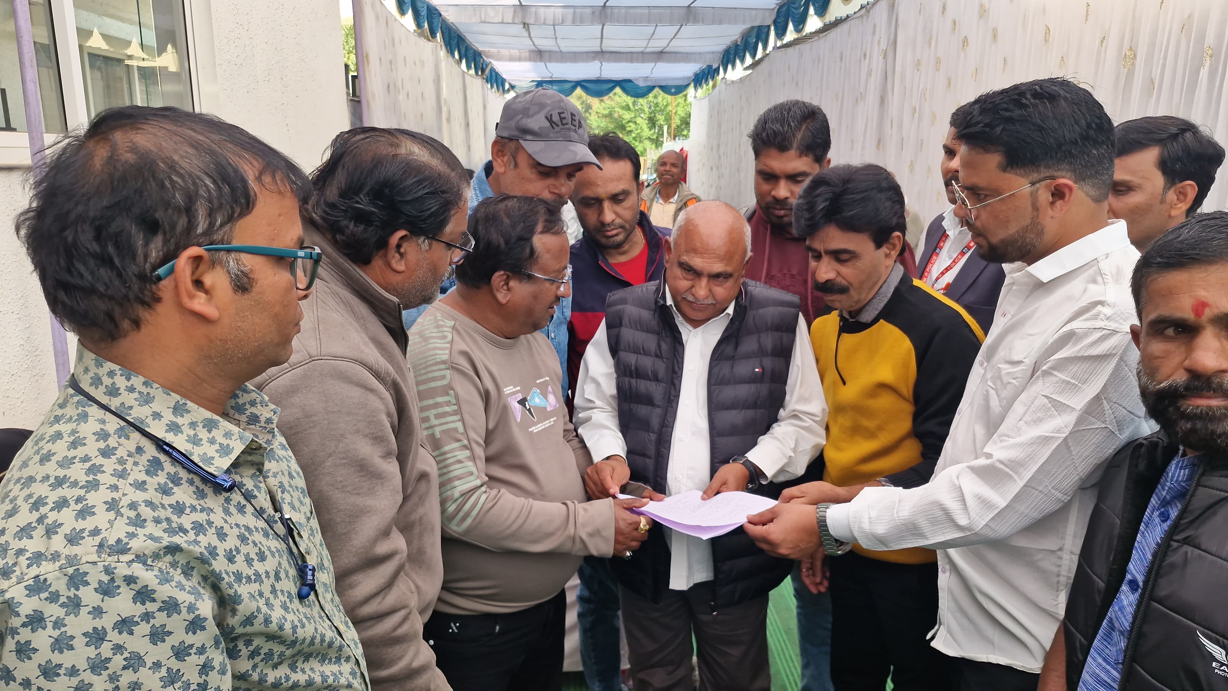 मीडियाकर्मियों के साथ हो रहे दुर्व्यवहार पर पत्रकारों ने सौंपा ज्ञापन, सुरक्षा की उठाई मांग