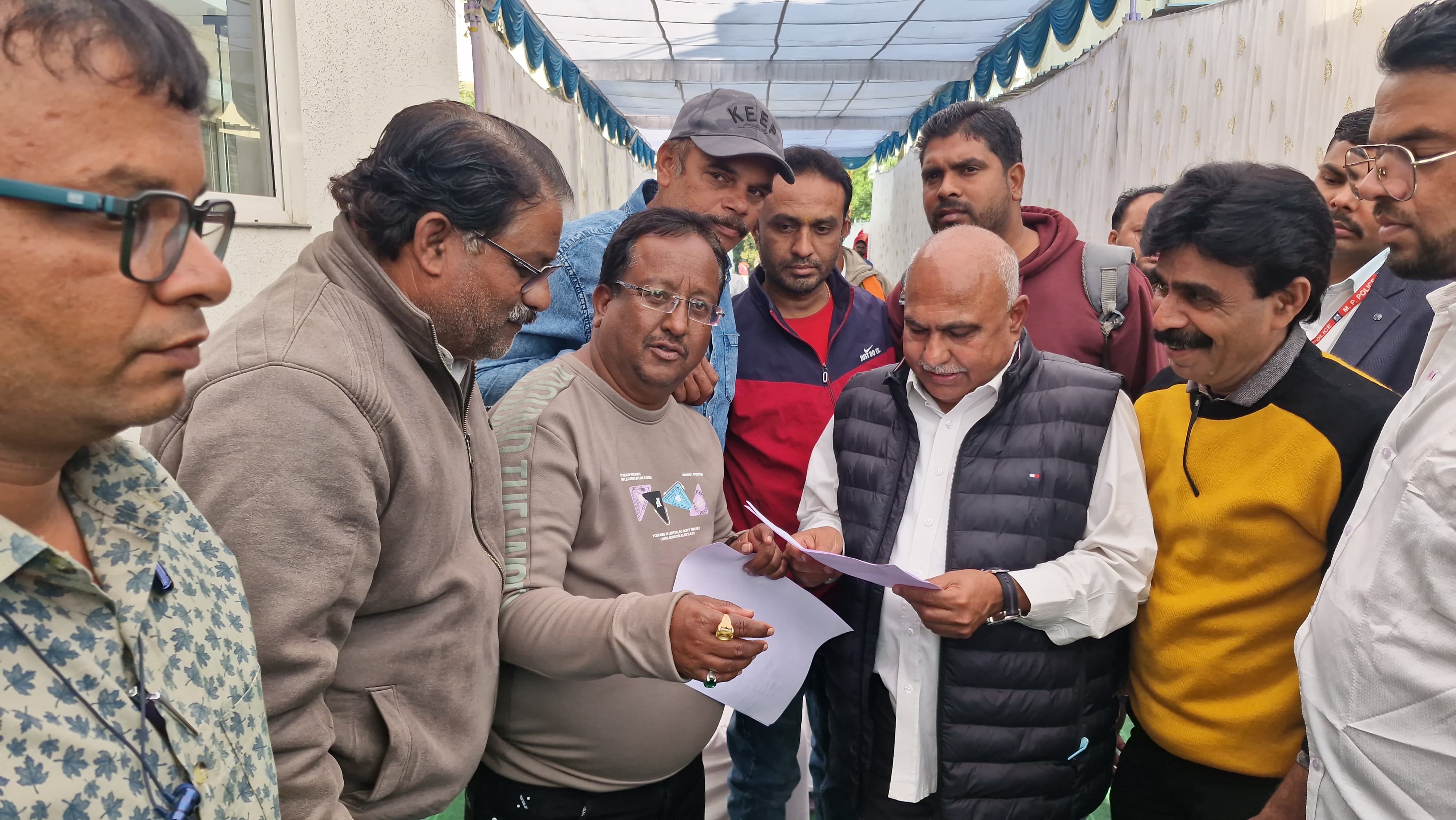 मीडियाकर्मियों के साथ हो रहे दुर्व्यवहार पर पत्रकारों ने सौंपा ज्ञापन, सुरक्षा की उठाई मांग