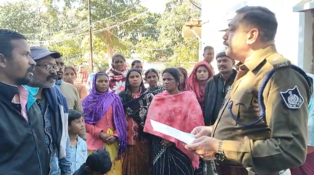 दो मासूम बच्चों को घर पर छोड़ गायब हुई मां, दुखी पति ने लगाई एसपी से गुहार  !!