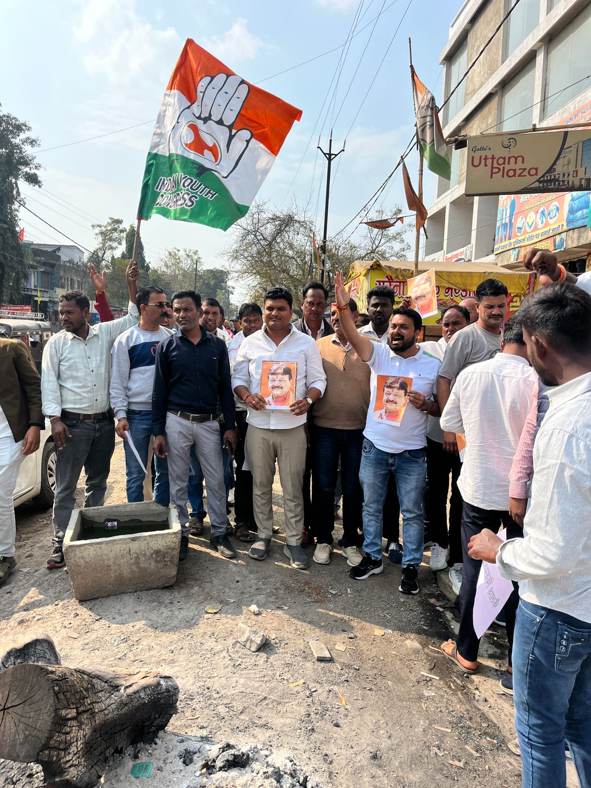इंदौर में दूषित पानी से मौतें: युवा कांग्रेस का गुस्सा उबला, कैलाश विजयवर्गीय का पुतला दहन