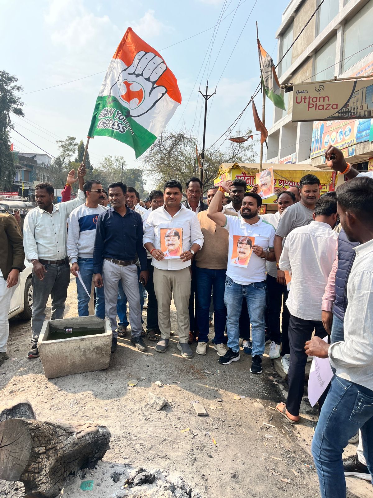 इंदौर में दूषित पानी से मौतें: युवा कांग्रेस का गुस्सा उबला, कैलाश विजयवर्गीय का पुतला दहन