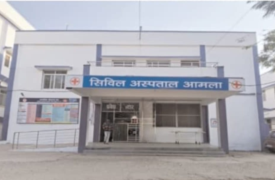 बिना डिग्री इलाज और प्रतिबंधित दवाओं की बिक्री का आरोप, क्षेत्रवासियों ने कलेक्टर से की शिकायत