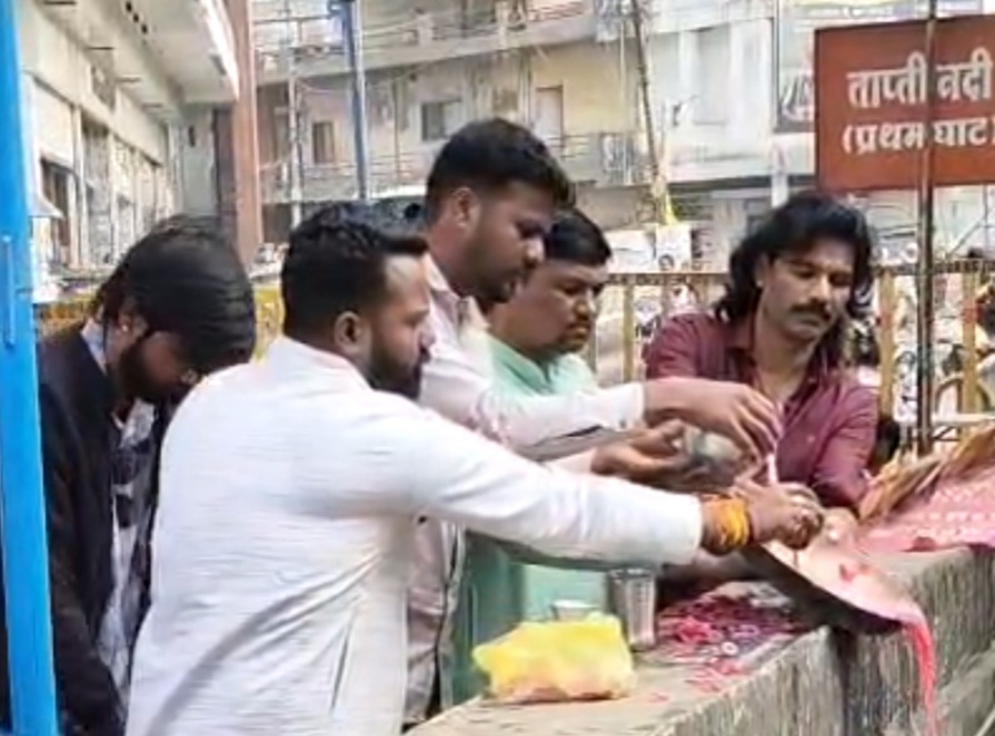 ताप्ती नदी पर भक्तों का दुग्धाभिषेक: पवित्र नगरी में श्रद्धा का संगम