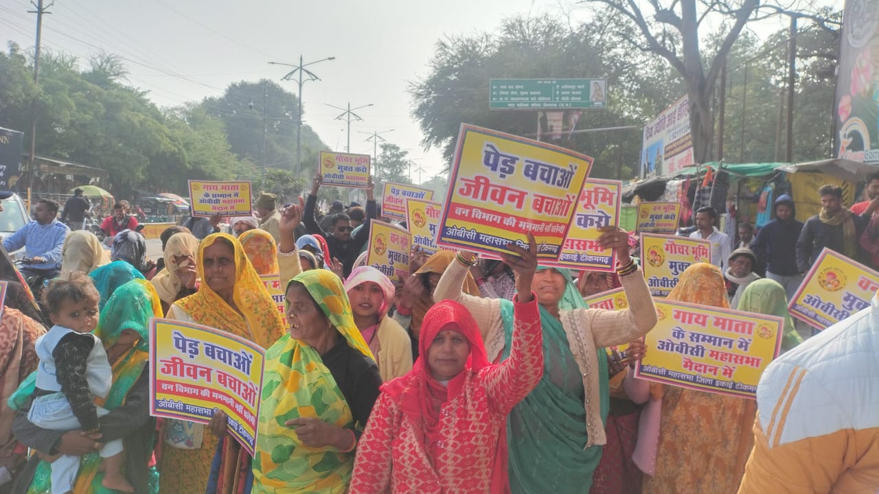 टीकमगढ़: ग्रामवासियों ने अस्पताल चौराहे पर किया प्रदर्शन, अवैध कब्जों के खिलाफ उठाई आवाज