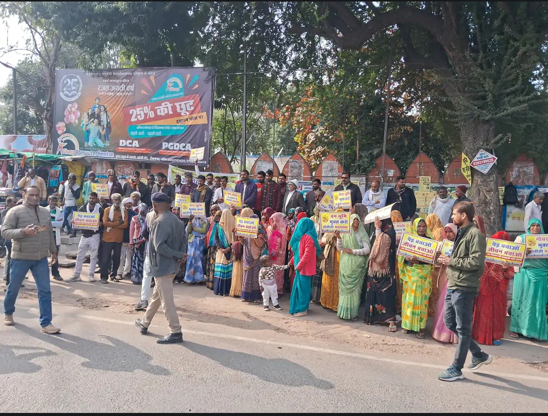 टीकमगढ़: ग्रामवासियों ने अस्पताल चौराहे पर किया प्रदर्शन, अवैध कब्जों के खिलाफ उठाई आवाज