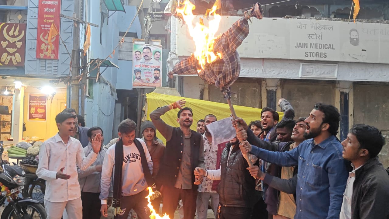 सीहोर में युवा कांग्रेस का जोरदार प्रदर्शन, मंत्री विजयवर्गीय का पुतला दहन