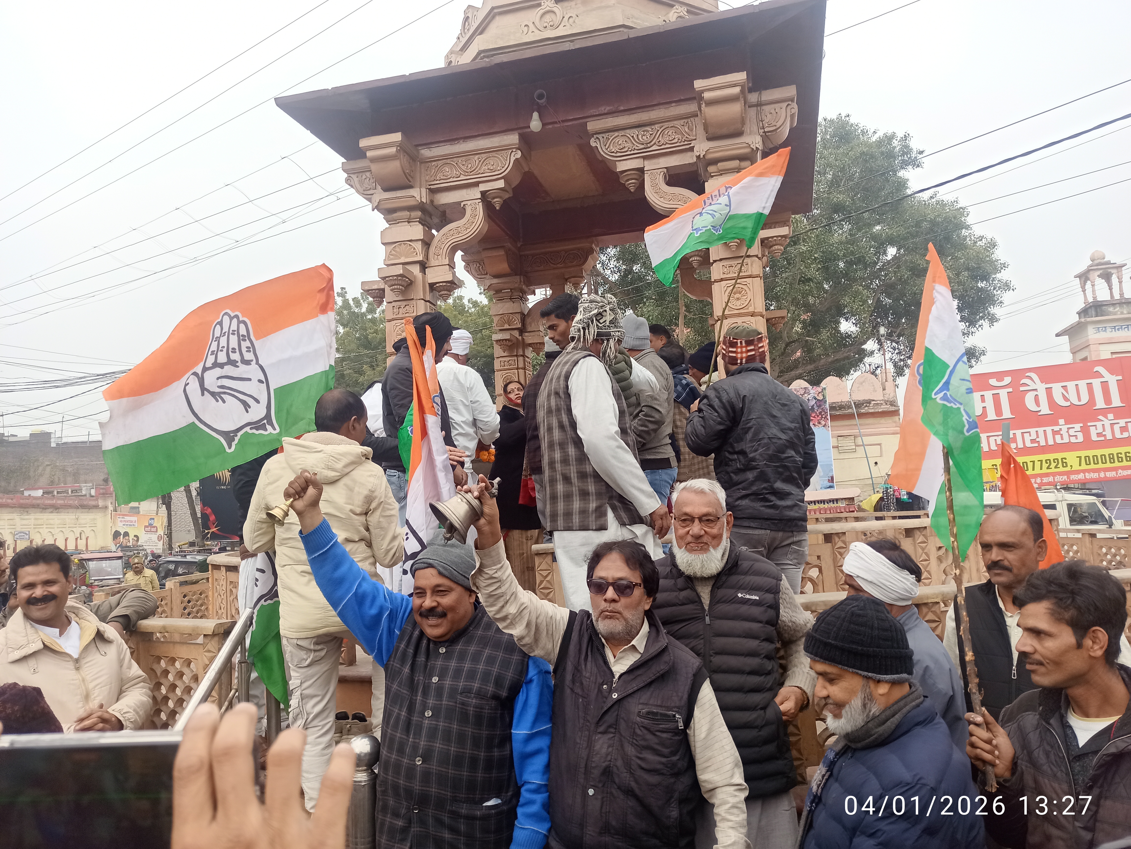 कांग्रेसियों का घंटा बजाकर विरोध प्रदर्शन: दूषित पानी से मौतों पर बवाल