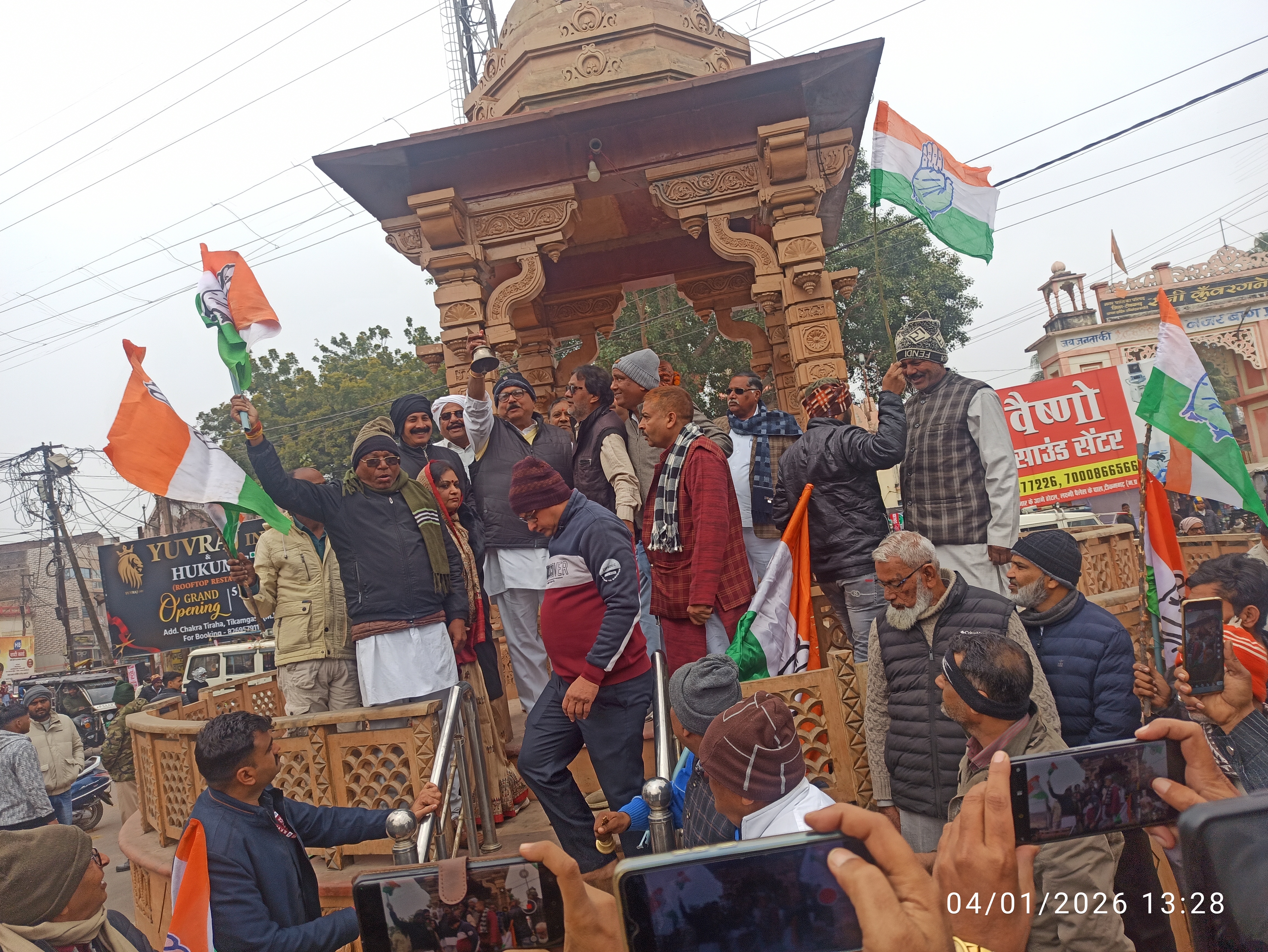 कांग्रेसियों का घंटा बजाकर विरोध प्रदर्शन: दूषित पानी से मौतों पर बवाल