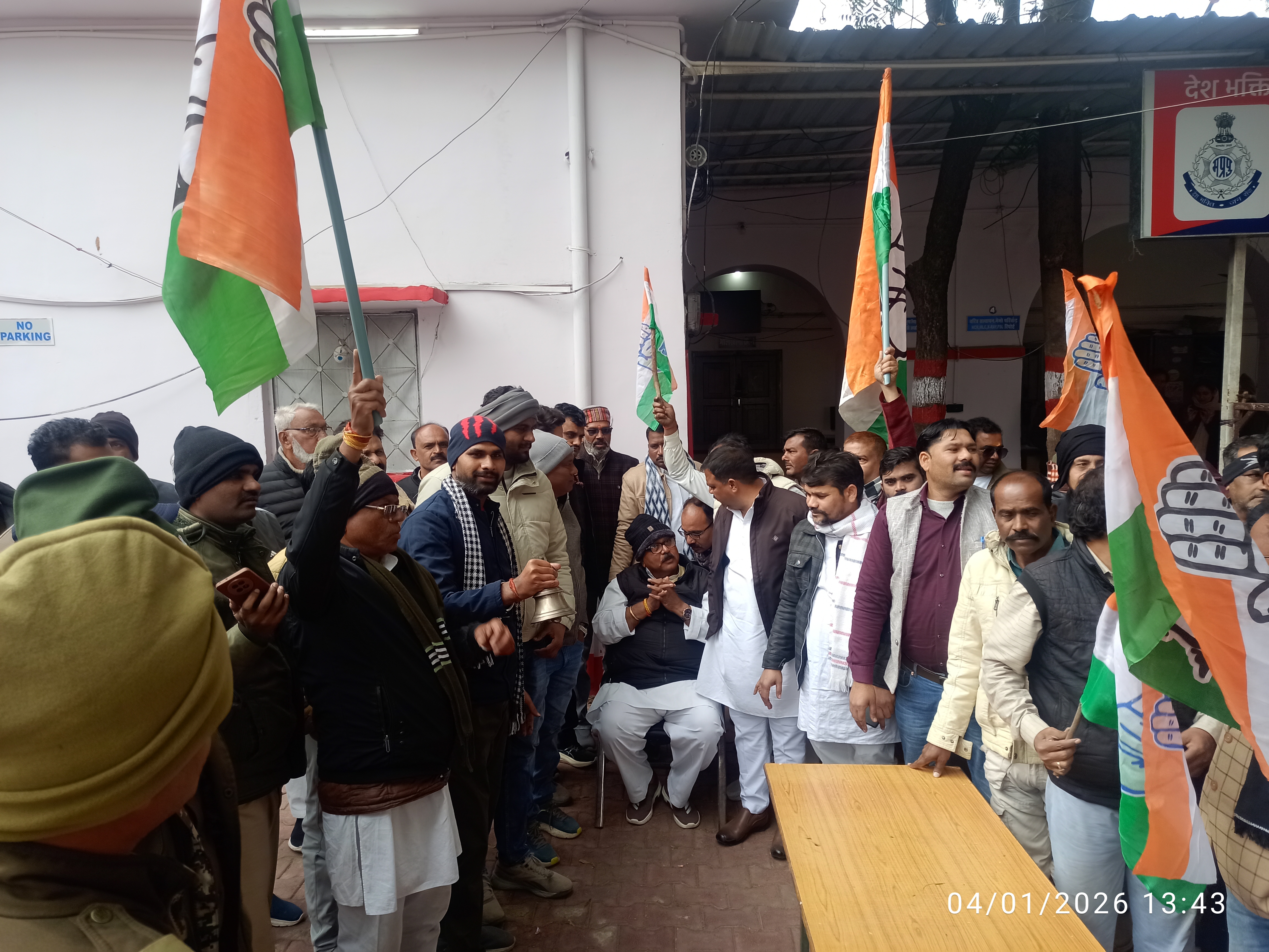 कांग्रेसियों का घंटा बजाकर विरोध प्रदर्शन: दूषित पानी से मौतों पर बवाल