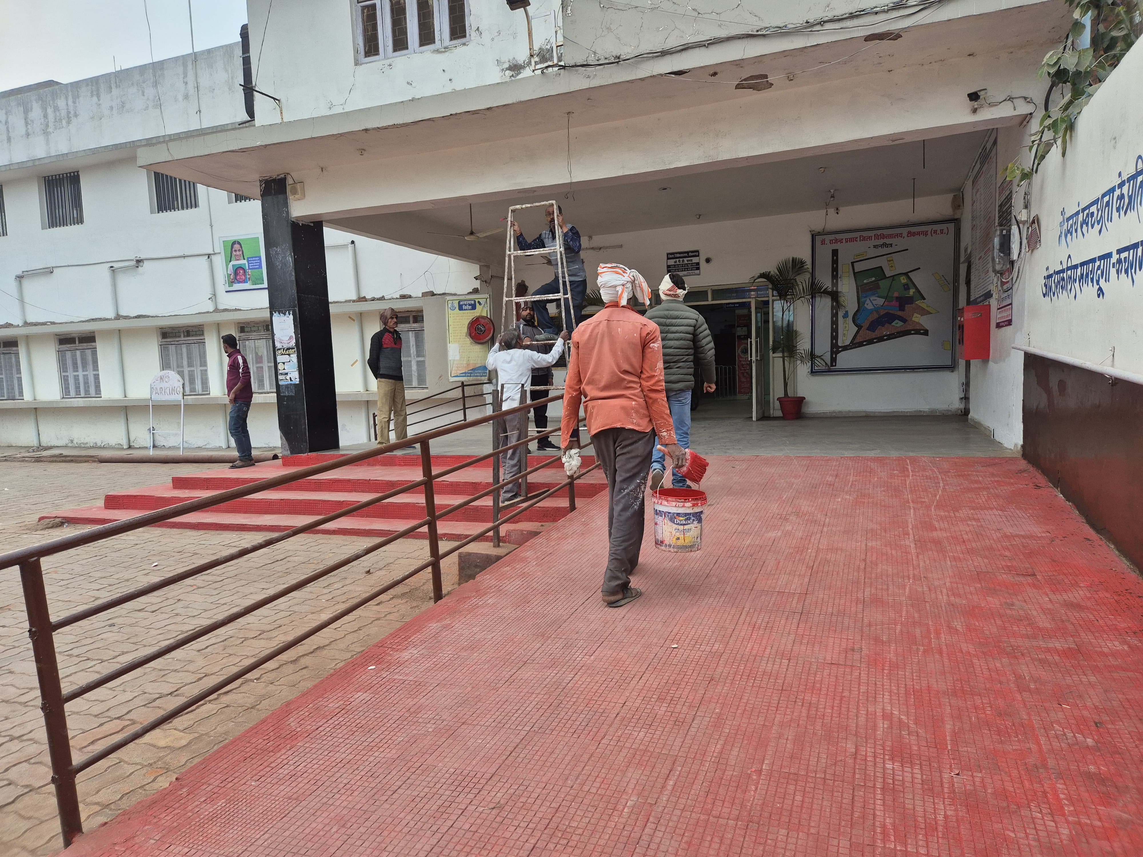 निरीक्षण से पहले जिला अस्पताल की दिखावटी सजावट, आईसीयू में भर्ती मरीजों की जान से खिलवाड़