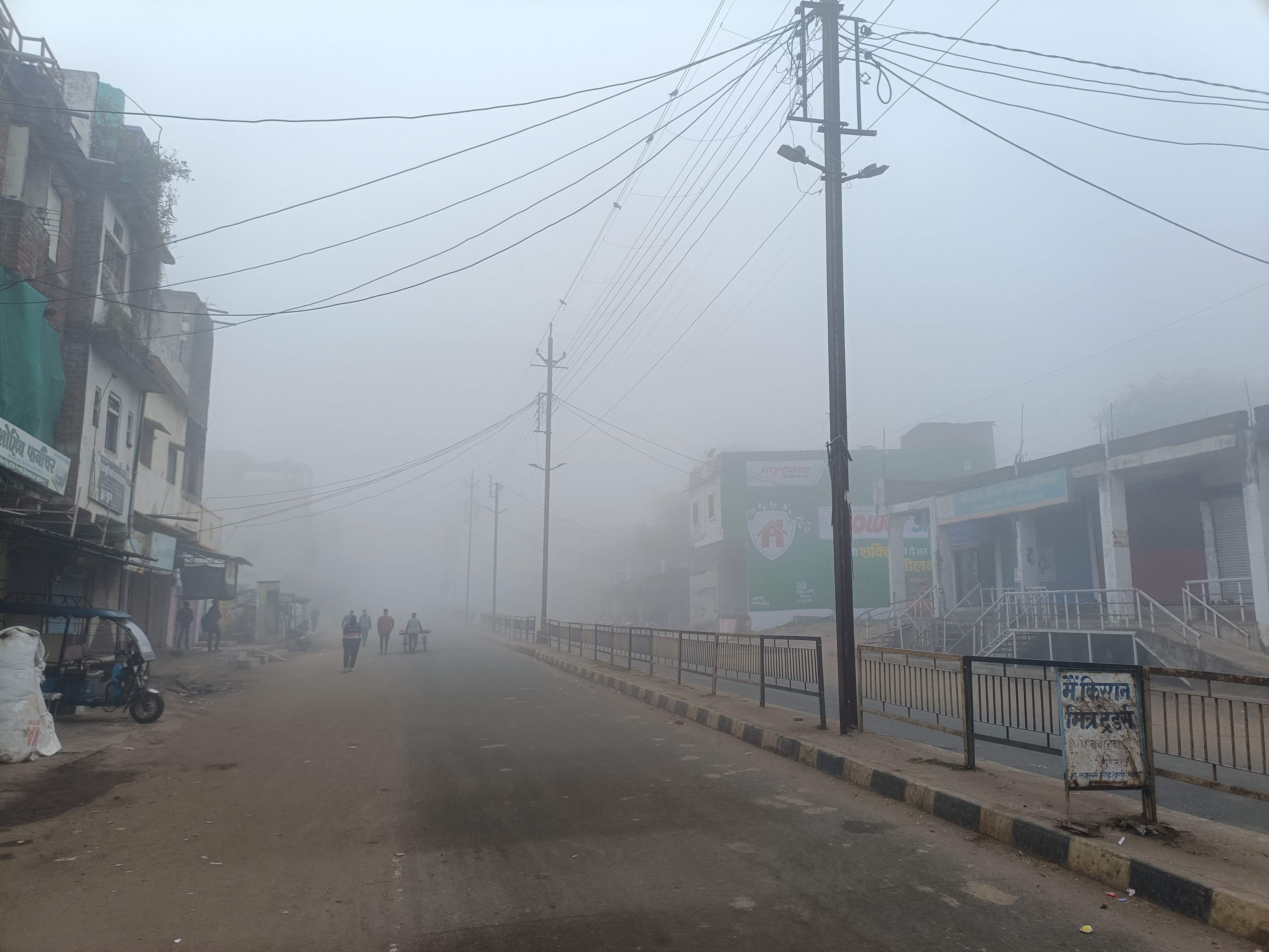 बीना: घने कोहरे ने थामे यातायात के पहिये, बढ़ी दुर्घटनाओं की संभावना