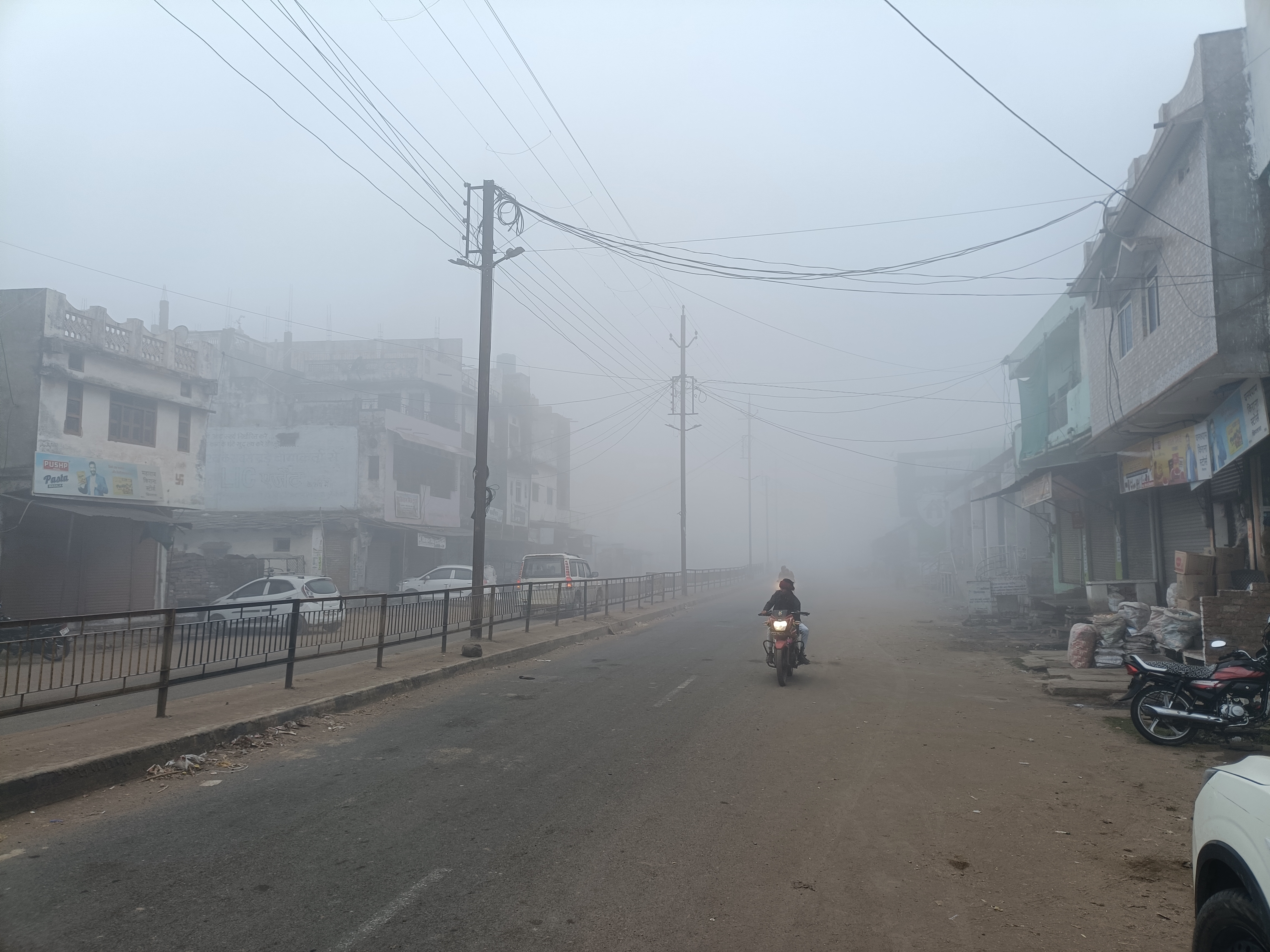 बीना: घने कोहरे ने थामे यातायात के पहिये, बढ़ी दुर्घटनाओं की संभावना